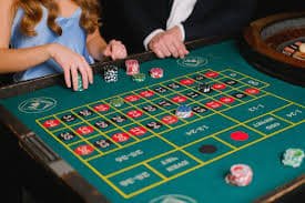 Bangladesh mobile users reading poker content on apk 2222 during daily breaks